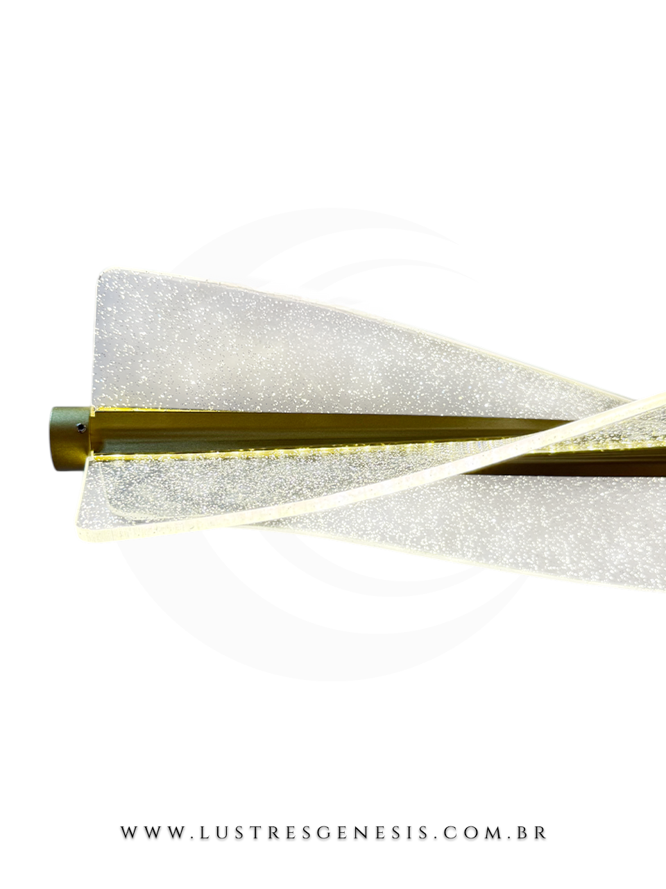 Pendente de luz decorativo, formato de fita, com iluminação embutida e acabamento dourado, para iluminação de destaque.